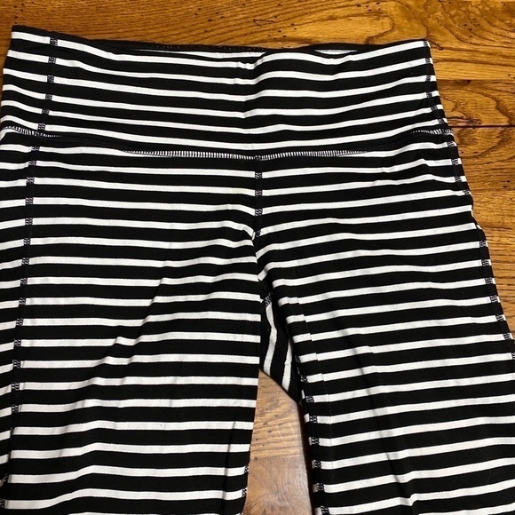 ATHLETA CHATURANGA CAPRI STRIPED LEGGINGS WOMEN'S SIZE M BLACK WHITE YOGA - Picture 8 of 9
